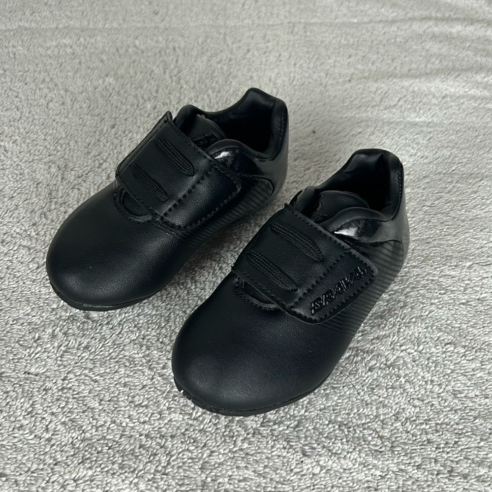 NWOT Brava Black Velcro Soccer Cleats -Size 6 Toddler